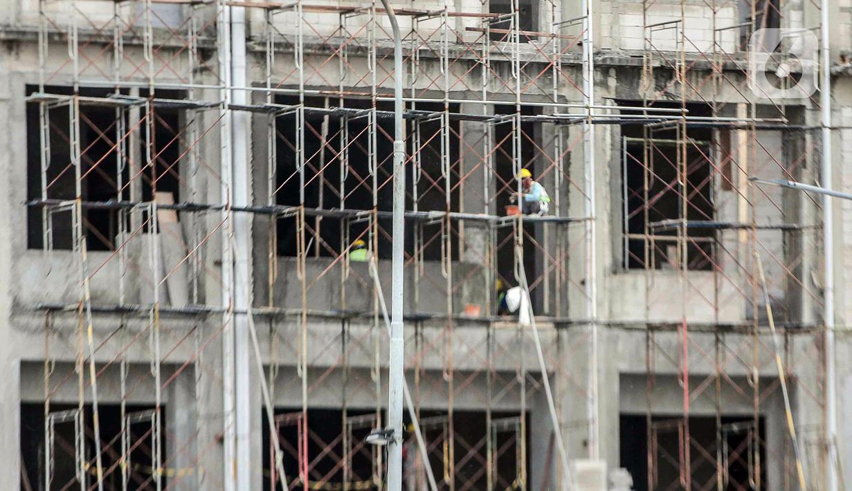 Pekerja menyelesaikan pembangunan proyek Meikarta, Cikarang, Kabupaten Bekasi, Jawa Barat, Selasa (14/2/2023). Sampai akhir tahun 2022, Meikarta telah menyalurkan 4.200 unit apartemen. (Liputan6.com/Faizal Fanani)