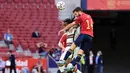 Kesalahan lini belakang Spanyol hampir membuahkan gol bagi Portugal pada menit ke-37. Crossing Renato Sanchez dapat dipotong oleh Jose Gaya di tepi kotak pinalti dan diterima oleh Unai Simon. Unai Simon bermakusd menendang jauh bola, tetapi membentur ke badan Ronaldo. (Foto: AFP/Javier Soriano)
