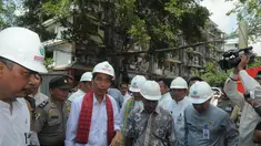 Gubernur DKI Jakarta Joko Widodo meninjau pembangunan rusunawa Tambora, Jakarta, Jumat (16/5/14). (Liputan6.com/Herman Zakharia)
