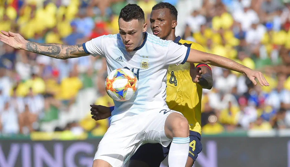 Gelandang Argentina, Lucas Ocampos, mengamankan bola dari bek Ekuador, Darioa Aimar, pada laga persahabatan di Stadion Martinez Valero, Elche, Minggu (13/10). Ekuador kalah 1-6 dari Argentina. (AFP/Jose Jordan)