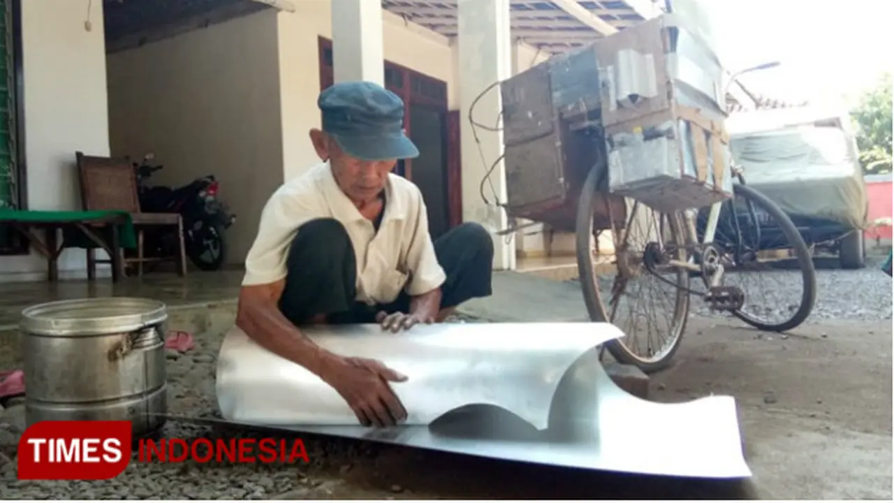 Ahmad, Kakek 80 Tahun di Probolinggo Setia Sebagai Tukang Patri Panci