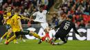Gelandang Inggris, Marcus Rashford, berusaha melewati kiper Lithuania, Ernestas Setkus. Kemenangan ini membuat Inggris kokoh di puncak klasemen grup F dengan koleksi 13 poin dari lima laga. (AP/Frank Augstein)