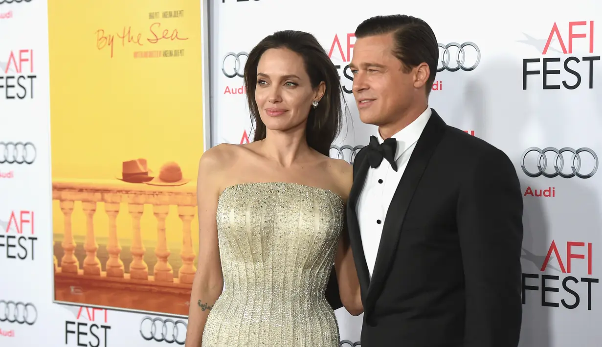 Berita perceraian Angelina Jolie dan Brad Pitt nampaknya tak akan usai, setelah ada beberapa kasus sebelumnya, kini muncul kabar baru yaitu penemuan beberapa foto wanita lain di ponsel Brad Pitt oleh Jolie. (AFP/Bintang.com)