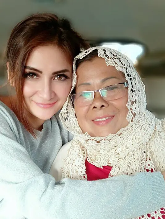Seperti yang diberitakan sebelumnya, ibunda Natalie Sarah sebelum meninggal sempat mengidap penyakit kanker dalam jangka waktu yang lama. Selama proses pengobatan, tak jarang Natalie mendampingi ibunya. (Instagram/natalie_sarahs)