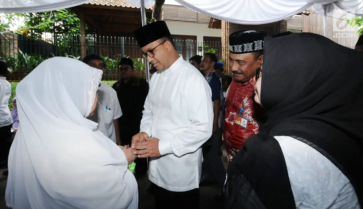Gubernur DKI Jakarta, Anies Baswedan (tengah) menyalami istri alm AM Fatwa saat melayat di rumah duka di kawasan Pejaten, Jakarta, Kamis (14/12). AM Fatwa wafat pada usia 78 tahun di Jakarta. (Liputan6.com/Helmi Fithriansyah)