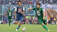 Duel Dendi Santoso (Arema) vs Robertino Pugliara (Persebaya) di Stadion Kanjuruhan, Malang, Sabtu (6/10/2018). (Bola.com/Aditya Wany)