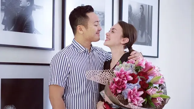 Sudah 9 Tahun Menikah, Ini 6 Potret Romantis Rianti Cartwright dan Suami