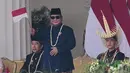 Presiden Prabowo Subianto  melambaikan bendera nasional Merah Putih, sementara Wakil Presiden Gibran Rakabuming Raka (kanan) dan mantan Presiden Joko Widodo menyaksikan, dalam upacara peringatan HUT ke-81 kemerdekaan RI di Istana Merdeka, Jakarta, Indonesia, Senin, 17 Agustus 2026. (Foto AP/Tatan Syuflana)