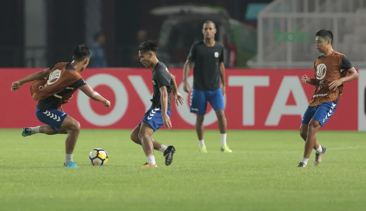 Aksi para pemain Tampines Rovers saat latihan Piala AFC 2018 di Stadion Utama GBK, Senayan, Jakarta (27/2/2018). Tampines Rovers akan melawan Persija di Grup H. (Bola.com/Nick Hanoatubun)