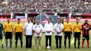 Presiden Joko Widodo (tengah) berfoto bersama pemain PSS dan Persipura usai membuka turnamen Piala Presiden 2017 di Stadion Maguwoharjo, Sleman, Sabtu (4/2). 31.000 penonton menyaksikan laga pembuka Piala Presiden 2017. (Liputan6.com/Helmi Fithriansyah)