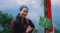 Sherina Munaf mendaki Gunung Kencana (Sumber: Instagram/sherinasinna)