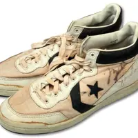 Kamu nggak akan percaya kalau sepatu bulukan ini harganya mencapa Rp1.2 miliar lho. Gokil! (Foto: SCPauction.com)