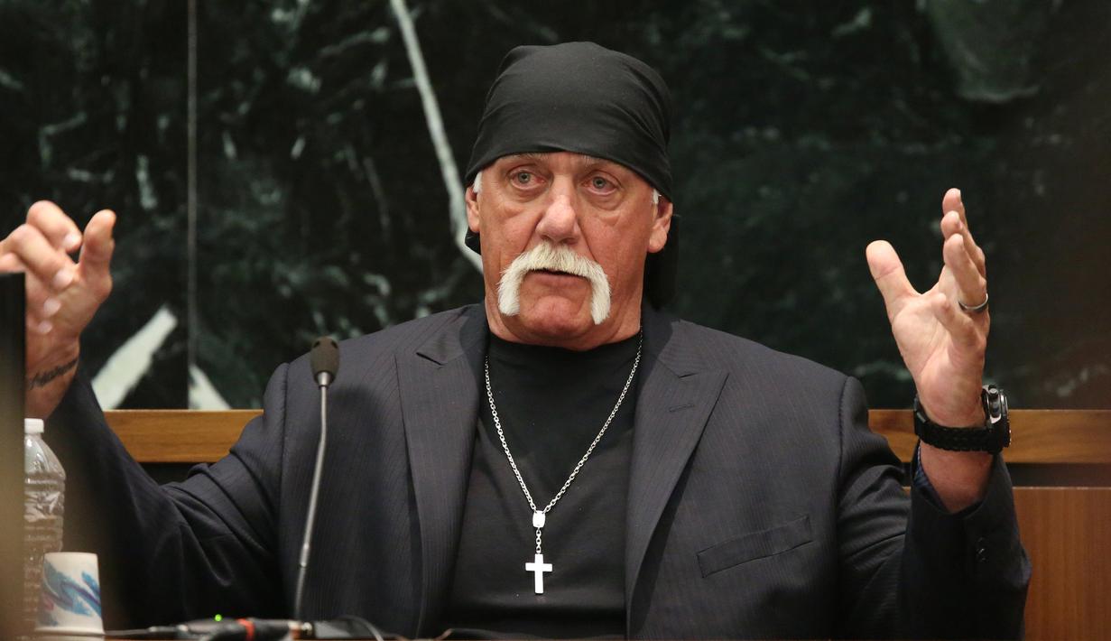 Bintang gulat Terry Bollea alias Hulk Hogan saat mengikuti persidangan dengan Gawker media di St. Petersburg , Florida, (8/11). Hulk Hogan mengaku merasa dipermalukan dengan bocornya video mesum dengan seorang wanita. (REUTERS/John Pendygraft)