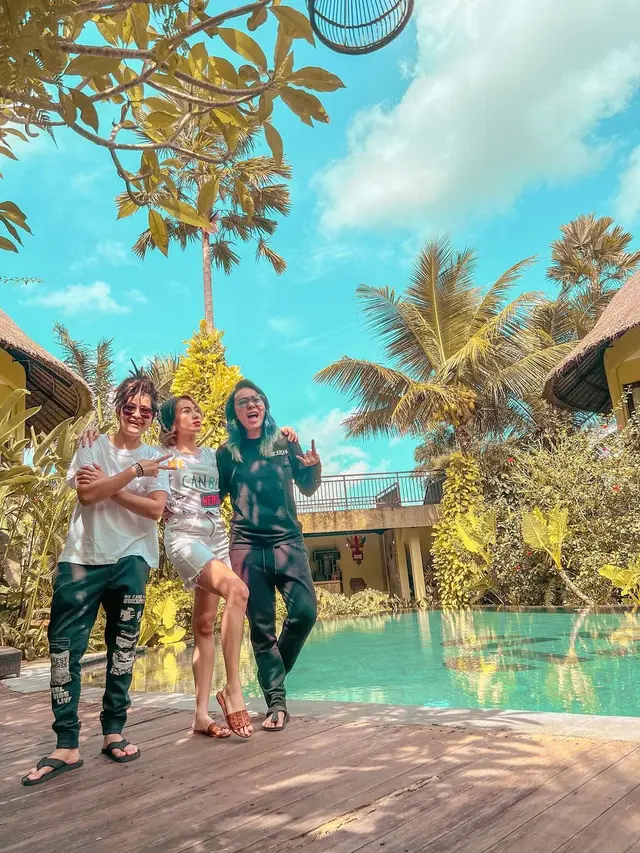 6 Potret Dara dan Mita The Virgin Liburan Bareng di Bali, Gayanya Curi Perhatian
