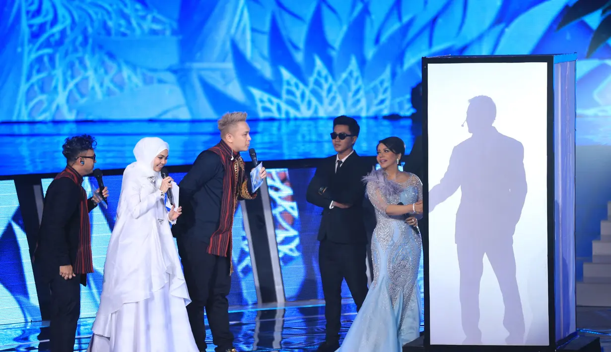 Tidak terungkap siapa Bung Gomez yang sebenarnya, namun kedatangannya menambah suasana panggung menjadi semakin ramai. Terlebih dengan aksi yang dilakoni para host seperti Rina Nose, Ramzi, dan Gilang Dirga. (Adrian Putra/Bintang.com)