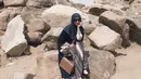 Pesona Citra Kirana dengan balutan hijab dan kacamata saat berfoto di bukit Jabbal Rahmah, Mekkah. Jabal Rahmah merupakan tempat bertemunya Adam dan Hawa setelah lama berpisah. (Liputan6.com/IG/ @citraciki)