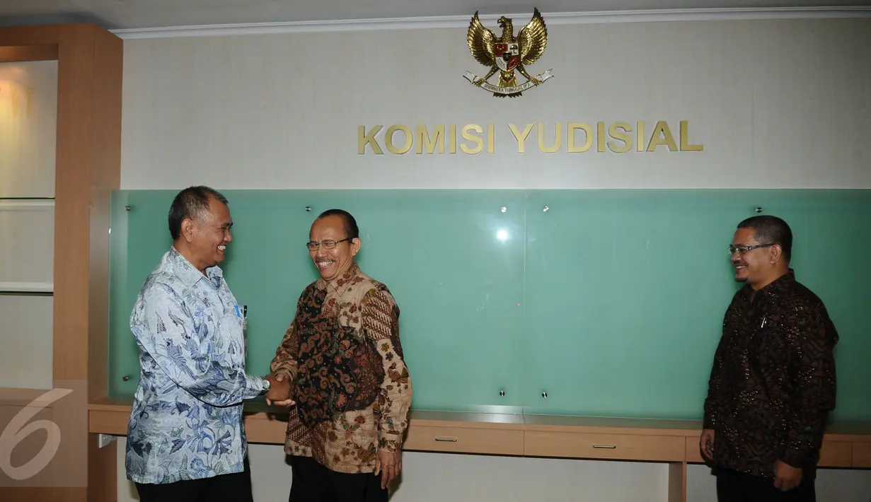 Ketua Komisi Yudisial, Maradaman Harahap (tengah) bersalaman dengan Ketua KPK, Agus Rahardjo jelang rapat di gedung Komisi Yudisial, Jakarta, Rabu (6/1/2016). Pertemuan membahas pembaharuan MoU kedua lembaga. (Liputan6.com/Helmi Fithriansyah)