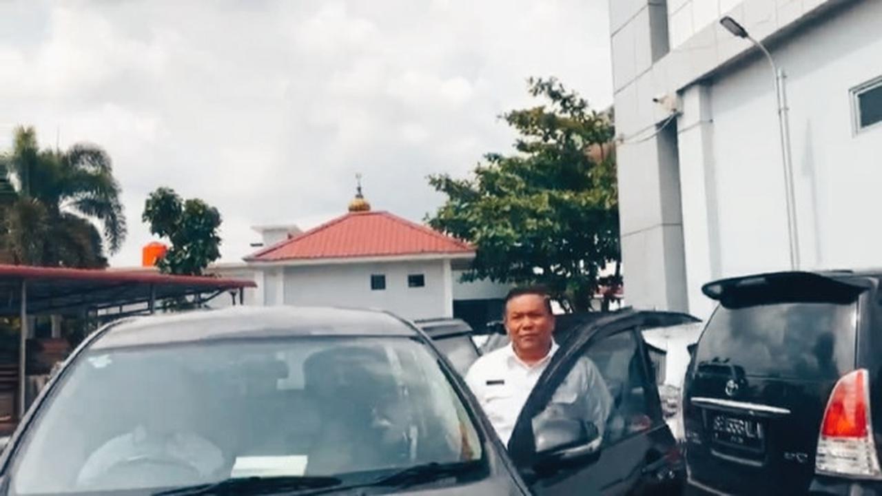 Sekda Provinsi Riau SF Hariyanto berusaha menghindari wartawan yang ingin menanyakan rencana KPK melacak harta kekayaannya.