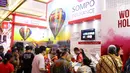 Pengunjung memadati area stand Sompo Insurance di Astindo Travel Fair 2018 di JCC, Jakarta, Jumat (2/3). Kegiatan ini digelar untuk mengakomodasi wisatawan dengan berbagai tujuan. (Liputan6.com)