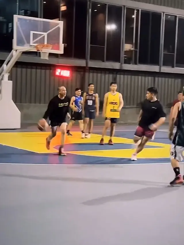 Tiko Aryawardhana dan Noah Sinclair main basket (Instagram/kiaisaura6)