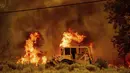 Sebuah buldoser membuat sekat saat Dixie Fire membakar selatan Janesville di Lassen County, California, Amerika Serikat, Selasa (17/8/2021). Kebakaran hutan mengancam untuk menyebarkan ke beberapa wilayah di California utara. (AP Photo/Noah Berger)