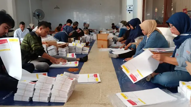 Ribuan Warga Kota Bogor Mulai Lipat dan Sortir Surat Suara Pemilu 2024