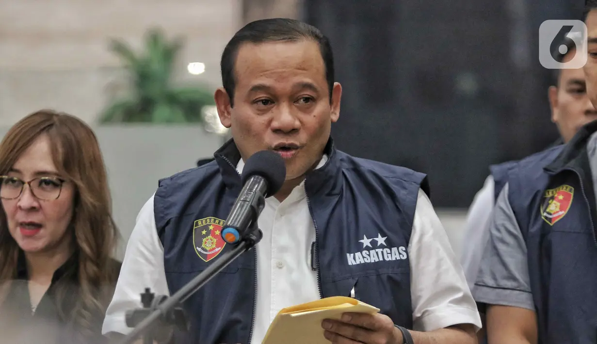 Wakabareskrim Polri Irjen Asep Edi Suheri selaku Kasatgas Anti Mafia Bola memberikan keterangan dalam konferensi pers di Bareskrim Polri, Jakarta, Kamis (12/10/2023). (Liputan6.com/Angga Yuniar)