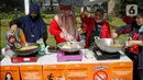 Dalam aksinya mereka memasak langsung nasi goreng di depan DPR. (Liputan6.com/Faizal Fanani)
