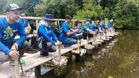 Kegiatan menanam bibit Mangrove oleh EU Green Diplomacy Weeks (dok. Liputan6.com/faqih nuriman)