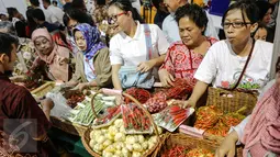 Sejumlah warga terlihat antusias saat membeli barang di pasar murah Kemendag, Jakarta, Kamis (25/6/2015). Kegiatan ini untuk memudahkan masyarakat mendapatkan kebutuhan pokok dengan harga yang terjangkau selama Ramadan. (Liputan6.com/Faizal Fanani)