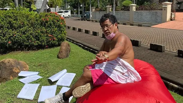6 Potret Hotman Paris saat Berjemur, Gayanya Curi Perhatian