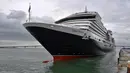 Kapal Pesiar MS Queen Victoria berangkat meninggalkan pelabuhan di La Rochelle, Prancis, 10 April 2018. MS Queen Victoria merupakan sebuah kapal pesiar yang dioperasikan oleh Cunard Line. (AFP PHOTO / XL / XAVIER LEOTY)