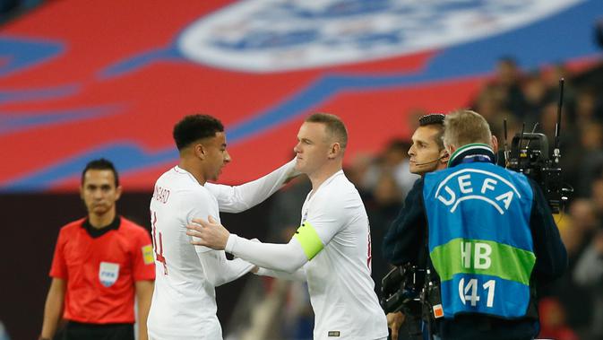 Striker Inggris, Wayne Rooney saat mengantikan gelandang Jesse Lingard pada pertandingan persahabatan melawan Amerika Serikat (AS) di Stadion Wembley, Inggris (16/11). (AFP Photo/Ian Kington)