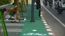 Penampakan jalur sepeda di kawasan Gelora Bung Karno (GBK), Jalan Asia Afrika, Jakarta, Selasa (31/7). PLN menyatakan akan segera mencabut tiang yang ada di jalur sepeda tersebut. (Merdeka.com/Imam Buhori)