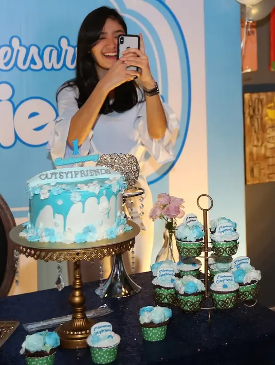 Terlihat, Cut Syifa pun mengabadikan momen bahagia itu di telepon genggamnya. (Bambang E. Ros/Bintang.com)