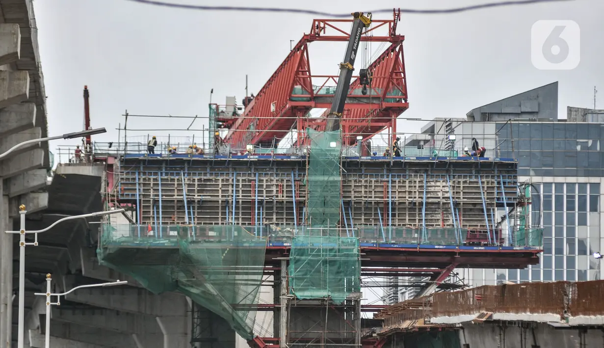 Aktivitas pekerja menyelesaikan proyek 6 Ruas Tol Dalam Kota Seksi A rute Kelapa Gading-Pulo Gebang, Jakarta, Rabu (9/6/2021). Sementara untuk ruas B (Semanan-Grogol) dan C (Grogol-Kelapa Gading) ditargetkan selesai pada Maret 2024 mendatang. (merdeka.com/Iqbal S. Nugroho)