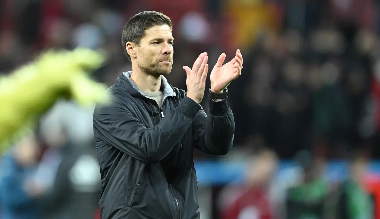 Pelatih Bayer Leverkusen, Xabi Alonso, memberi aplaus setelah pertandingan melawan Union Berlin pada laga Bundesliga di Bay Arena, Minggu (12/11/2023). Anak asuh Xabi Alonso masih belum terkalahkan, mereka memimpin Bundesliga dengan 31 poin dari 11 laga, unggul dua poin atas Bayern Munchen di posisi kedua. (AFP/Ina Fassbender)