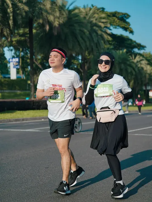 Rumah tangga Irish Bella dan Ammar Zoni belakangan ini kerap menarik perhatian. Selain masih dalam proses cerai, suami Irish Bella kembali ditangkap polisi terkait narkoba. Ditengah kisruh rumah tangganya, Irish Bella ikut acara Run for Humanity. Berikut potretnya. [Instagram/_irishbella_]