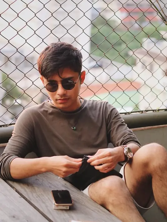 Bentuk lensa kacamata memang membuat tampilan semakin stylish. Dalam waktu santai, Riza pun memilih lensa bulat bewarna hitam sebagai penunjang penampilannya. (Liputan6.com/IG/@rizasyah_14)