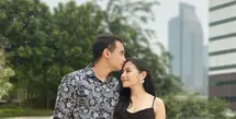 Dalam potret yang diunggah, pasangan ini memperlihatkan chemistry yang hangat sekaligus gaya yang modis dan elegan, sebuah inspirasi manis bagi pasangan muda yang ingin tampil kompak tanpa berlebihan. [@prillylatuconsina96].