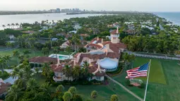 Pemandangan udara rumah milik Presiden Donald Trump di Mar-a-Lago, Palm Beach, Florida, Amerika Serikat, 10 Agustus 2022. Sejauh ini, tujuan penggeledahan FBI terhadap rumah Donald Trump itu belum diketahui. (AP Photo/Steve Helber)