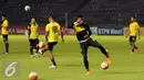 Pemain Sriwijaya saat melakukan latihan uji lapangan di Stadion GBK Jakarta, Kamis (23/6/2016). Sriwijaya akan melakoni laga lanjutan Torabika Soccer Championship presented by IM3 Ooredoo kontra Persija, Jumat (24/6). (Liputan6.com/Helmi Fithriansyah)