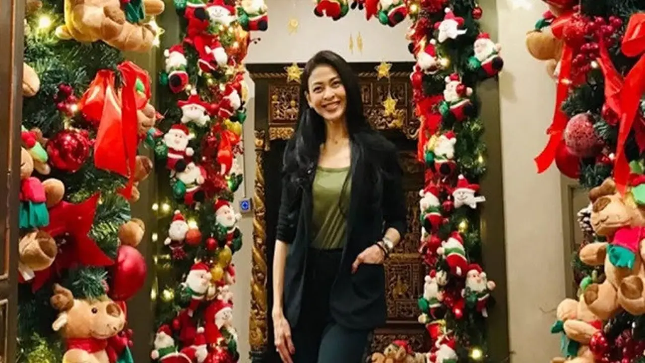 Potret Indira Paramarini Sudiro Rayakan Natal