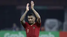Striker Timnas Indonesia, Beto Goncalves, menyapa suporter usai mengalahkan Timor Leste pada laga Piala AFF 2018 di SUGBK, Jakarta, Selasa (13/11). Indonesia menang 3-1 atas Timor Leste. (Bola.com/Yoppy Renato)