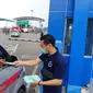 10 Ribu masker dibagikan gratis di area kargo sekitar Bandara Soetta, Tangerang. (Liputan6.com/Pramita Tristiawati)