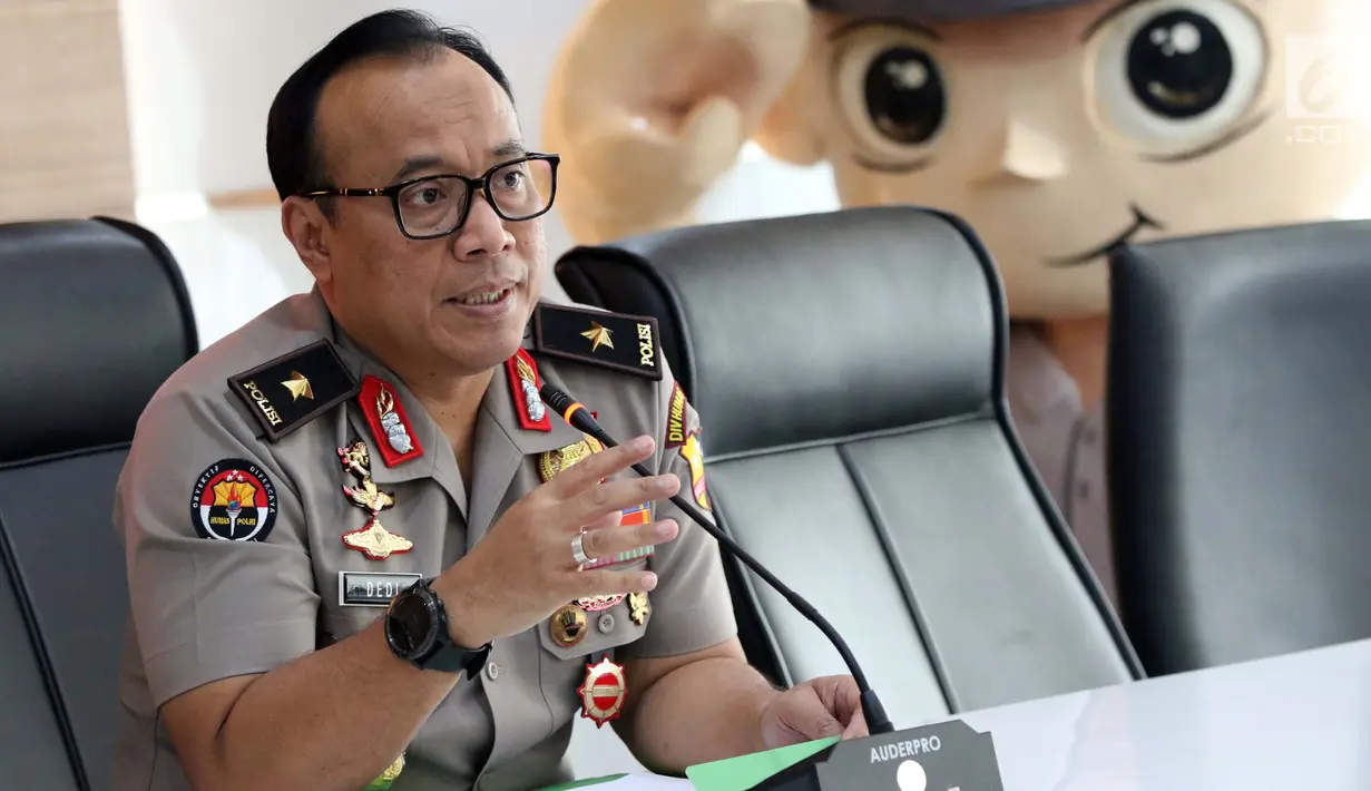 Karopenmas Mabes Polri, Brigjen Dedi Prasetyo memberi keterangan terkait penangkapan terduga teroris di Jakarta, Senin (6/5/2019). Sebelumnya, Densus 88/Anti Teror meringkus tujuh orang kelompok JAD jaringan Lampung dan menyita sejumlah barang bukti . (Liputan6.com/Helmi Fithriansyah)