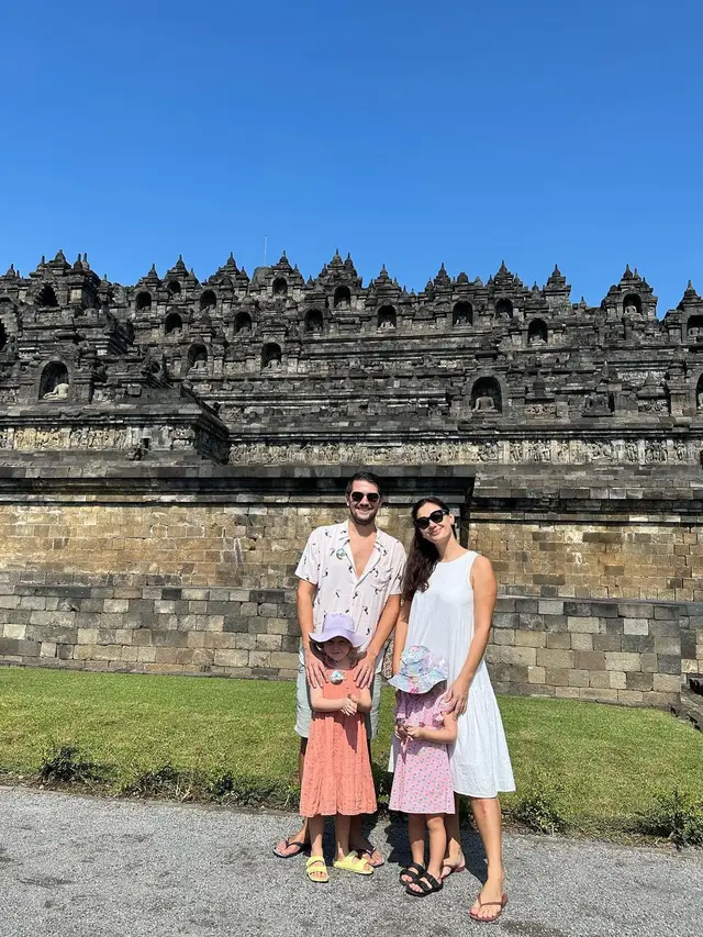 7 Potret Marissa Nasution Pulang ke Indonesia, Liburan Ke Candi Borobudur