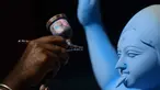 Seorang pemahat mengecat patung Dewi Kali menjelang festival Diwali di Agartala, ibu kota Negara Bagian Tripura, India timur laut, pada 12 November 2020. (Xinhua/Stringer)