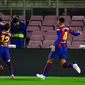 Para pemain Barcelona merayakan gol yang dicetak oleh Ousmane Dembele ke gawang Real Valladolid pada laga Liga Spanyol di Stadion Camp Nou, Selasa (6/4/2021). Barcelona menang dengan skor 1-0. (AFP/Pau Barrena)