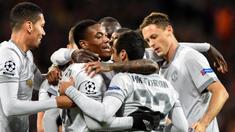 Para pemain Manchester United merayakan gol yang dicetak Henrikh Mkhitaryan ke gawang CSKA Moscow pada laga Liga Champions di Stadion VEB Arena, Moskow, Rabu (27/9/2017). CSKA kalah 1-4 dari MU. (AFP/Yuri Kadobnov)